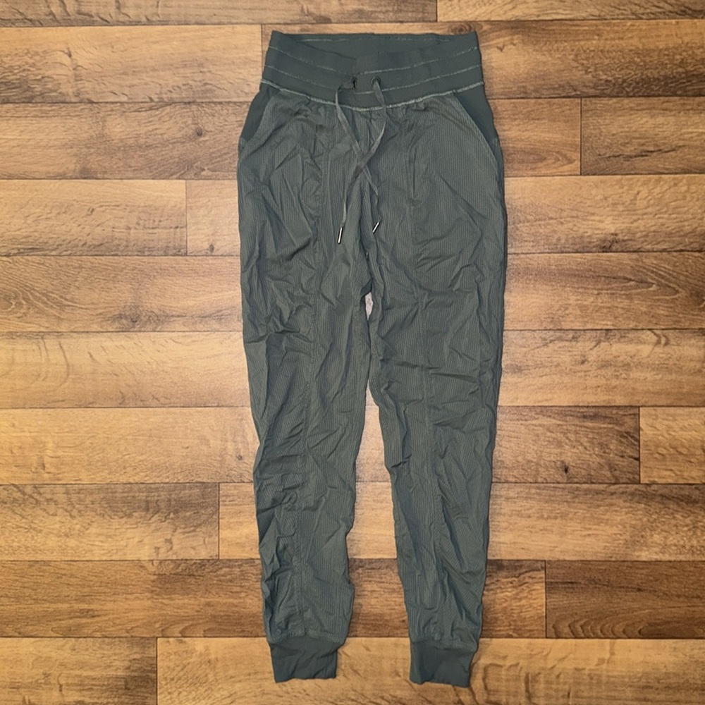 Lululemon Size 2 Dance Studio Mid-Rise Jogger *27” Length Dark Forest Comfort
